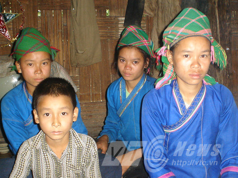 La lung ngoi nha co 9 nguoi cam diec tren dinh Tay Con Linh-Hinh-2