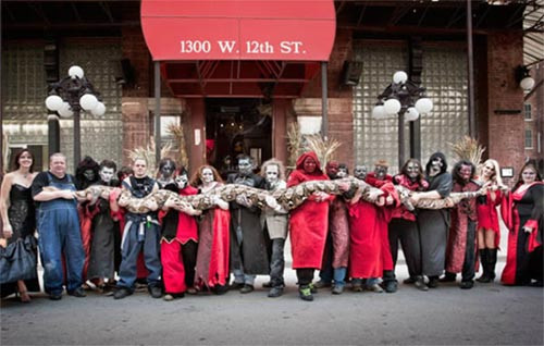 Rắn nuôi có chiều dài cực "khủng" Chú rắn có tên Medusa, được nuôi dưỡng tại thành phố Kansas, Missouri đã trở thành loài rắn nuôi có độ dài “khủng” nhất thế giới, khi từ đầu đến đuôi của nó có tổng chiều dài là 7.67m. Ở thời điểm hiện tại, Medusa đã được 8 tuổi, nặng 158.8kg và là nguyên nhân thu hút du khách đến với ngôi nhà ma ám. Người dân quanh đây vẫn thường xuên săn bắt thỏ, heo hoặc nai để làm thức ăn cho chú rắn này 2 lần mỗi tuần.