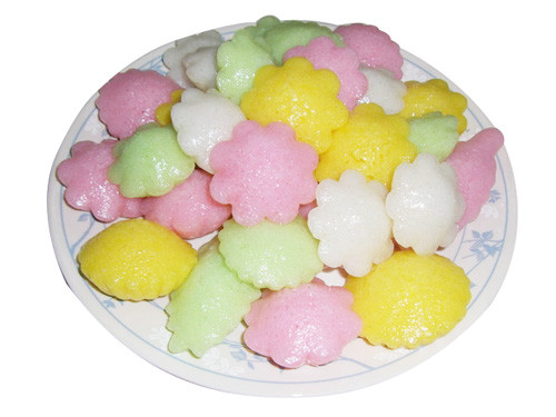 7. Bánh bò Bánh bò phổ biến ở miền Trung và Nam Việt Nam. Bánh làm từ bột gạo, nước, đường và men. Bánh bò có rất nhiều cách chế biến, thông thường có các cách: bánh bò nướng, bánh bò hấp, bánh bò sữa, bánh bò dừa... mỗi cách chế biến đều tạo ra hương vị khác nhau nhưng đều thơm ngon khó cưỡng.