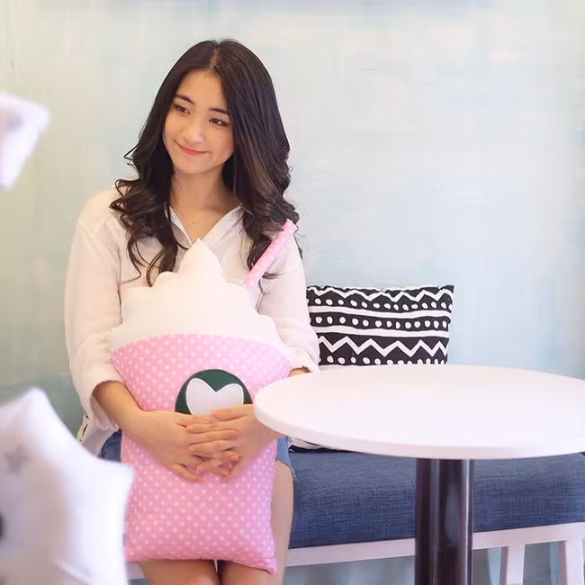 Mới đây, nữ ca sĩ 9X đã thay đổi hình tượng mới nữ tính, quyến rũ hơn với mái tóc dài.