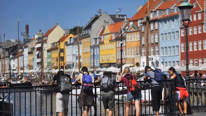 Copenhagen, Đan Mạch: So với bảng xếp hạng năm ngoái, thứ hạng của Copenhagen không đổi. Năm nay, những thành phố đắt nhất châu Âu gồm Zurich của Đức, Geneva của Thụy Sĩ, Copenhagen của Đan Mạch và London của Anh. EIU cho rằng những thành phố không thuộc khu vực đồng tiền chung châu Âu trở nên đắt hơn so với láng giềng. Ảnh: Getty.
