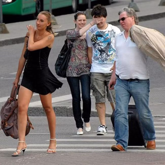 Ái chà chà, đi cùng gấu mà còn nhìn lung tung thế à?