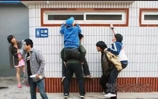 Ô hay, có cái gì trong đấy mà các anh xem thích thú vậy?