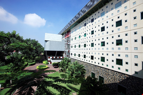 Tòa nhà giảng dạy số 1, với kiến trúc và vẻ đẹp của nghệ thuật đương đại đặc sắc. Tòa nhà này đã nhận được Giải thưởng tòa nhà hiệu quả năng lượng do Bộ Công thương trao tặng năm 2010.