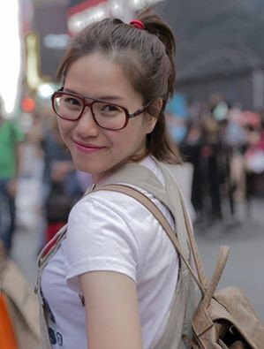 Không còn hình ảnh về một ca sĩ mũm mĩm, Thùy Chi thon thả và trẻ trung hơn. Bạn bè cho biết ở đời thường, nữ ca sĩ 26 tuổi vẫn thích sự đơn giản. Cô chỉ trang điểm và mặc cầu kỳ hơn khi đi diễn hay chụp ảnh quảng cáo.