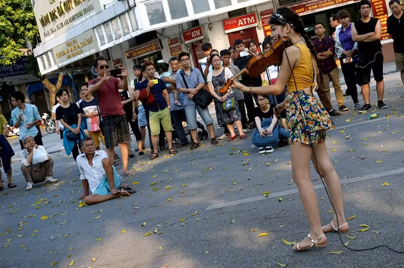 Người dân ngồi bệt giữa đường Đinh Tiên Hoàng thưởng thức âm nhạc.