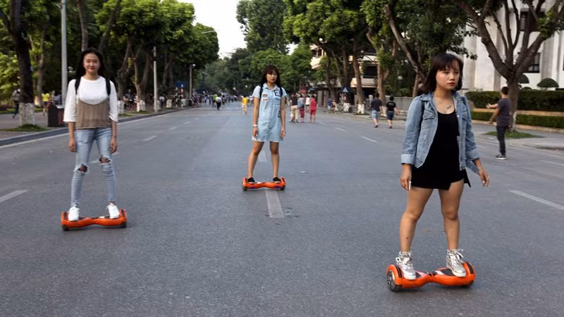 Thiếu nữ Thủ đô dàn hàng ngang giữa đường Đinh Tiên Hoàng trên những chiếc xe điện tự cân bằng.