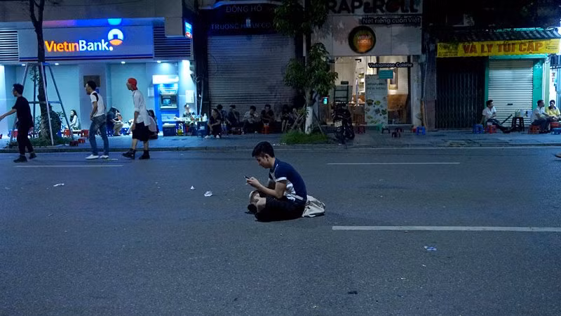 Không thiếu chỗ ngồi nghỉ trên vỉa hè, nhưng nhiều thanh niên chỉ thích ngồi giữa lòng đường làm việc riêng.