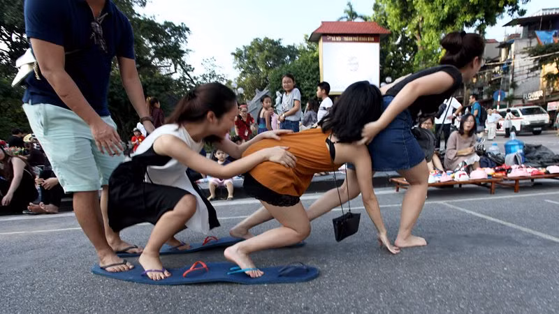 Để đi đôi dép kỳ cục này không phải dễ, các bạn trẻ liên tục ngã do bước không đều khi chơi trò chơi miễn phí này.