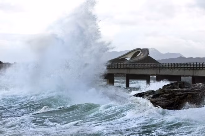 Đường Atlantic Ocean, Na Uy: Với 8 cây cầu ấn tượng, tuyến đường nguy hiểm này đã trở thành một điểm tham quan hút khách của Na Uy.