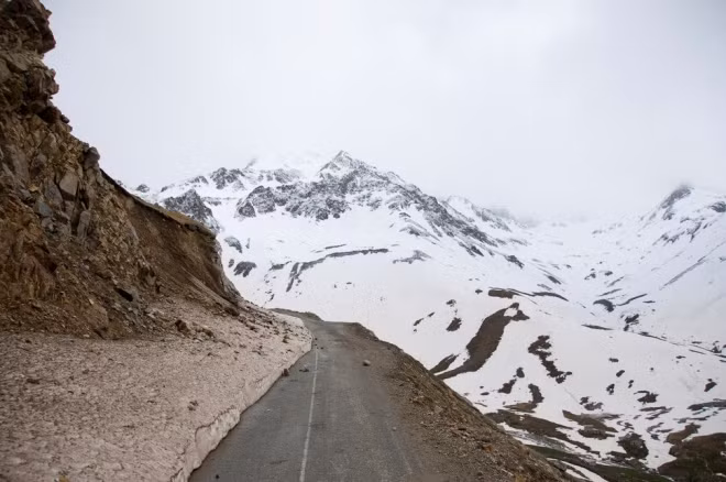 Đường Rize-Ispir, Thổ Nhĩ Kỳ: Nằm ở một trong những dãy núi xa xôi hẻo lánh nhất của Thổ Nhĩ Kỳ, tuyến đường này thường xuyên có tuyết và đá lở.