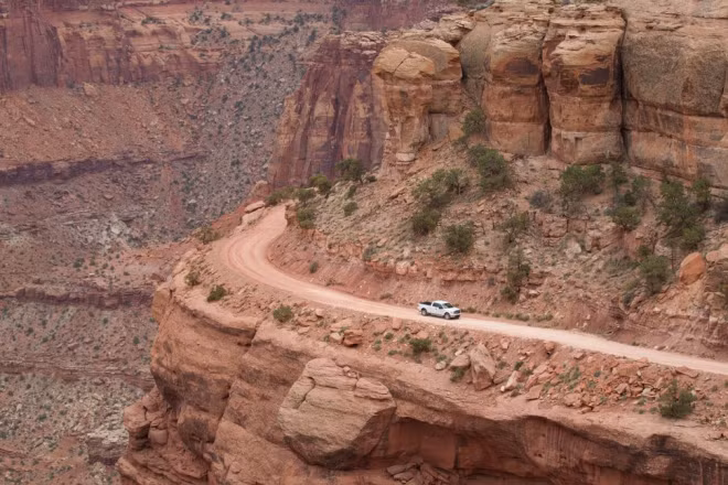 Đường núi Công viên Canyonlands, Mỹ: Du khách được chiêm ngưỡng khung cảnh hùng vĩ của Công viên Canyonlands (Utah), nhưng đối mặt với nguy cơ rơi xuống vực sâu từ con đường đất hiểm trở này.