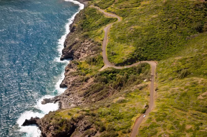 Cao tốc Kahekili, Mỹ: Tuyến đường này chạy dọc bờ Nam tuyệt đẹp của đảo Maui, Hawaii. Cao tốc Kahekili khá hẹp, với nhiều khúc cua khiến tài xế phải hết sức tập trung.