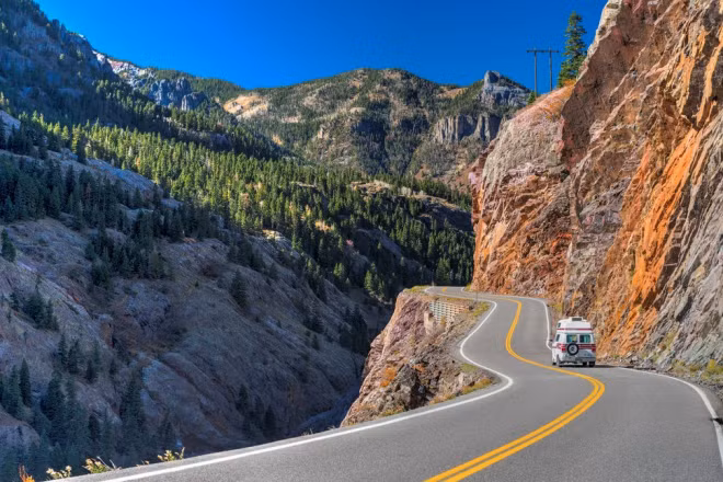 Cao tốc Million Dollar, Mỹ: Nối Silverton với Ouray, Colorado, cao tốc Million Dollar đi qua 3 con đèo mà không có các biện pháp đảm bảo an toàn như rào chắn hay gờ bảo vệ.