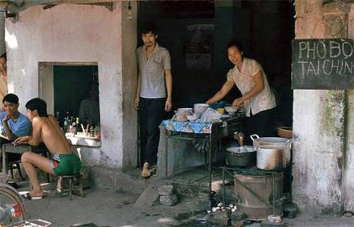 Phở, nét đặc trưng của ẩm thực Hà Nội cũng xuất hiện trên những con phố Hà Nội xưa.