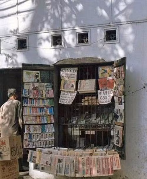 Chỉ cần một ô cửa sổ nhỏ là có thể bày bán được một quầy báo.