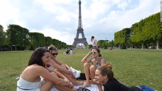 Paris, Pháp: So với bảng xếp hạng về chi phí sống năm ngoái, thủ đô của ánh sáng giảm 3 bậc. Tại Paris, việc tụ tập với bạn bè tại công viên là một lựa chọn, giá trung bình của rượu vang ở đây khoảng 10,71 USD, giảm 1,56 USD – rẻ hơn so với London và New York. Ảnh: Getty.