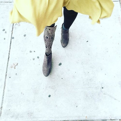 “Những vết thương, chúng ta căm ghét nó, nhưng đến khi quay đầu nhìn lại, chúng đã trở thành một phần của chúng ta tự khi nào, vì chúng là hiện thân của những gian nan mệt mỏi mà chúng ta đã gặp và dũng cảm vượt qua”.