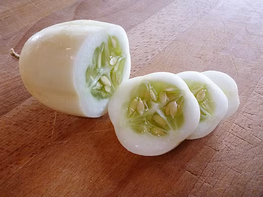 5. Dưa chuột có vị ngọt nhất Có vị ngọt nhất trong tất cả các loại dưa chuột, những trái dưa chuột Dragon Egg (trứng rồng) có màu trắng kem với vẻ bề ngoài giống hệt như những quả trứng.