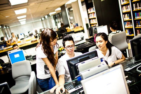 Trường ĐH RMIT Việt Nam giảng dạy nhiều chương trình từ kinh doanh và quản trị đến thiết kế và kỹ thuật vi điện tử. Đồng thời, tổ chức nhiều hoạt động ngoại khóa để khuyến khích sinh viên mở rộng phạm vi hiểu biết của bản thân. Hầu hết sinh viên ra trường đều có việc làm tốt tại các công ty đa quốc gia.