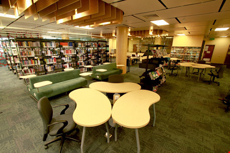 Thư viện thoáng đãng, yên tĩnh, hiện đại nhưng vẫn trang nghiêm. Ở đây, bạn có thể tìm kiếm hơn 70.000 đầu sách chất lượng để đáp ứng nhu cầu học hỏi, nghiên cứu của mình.