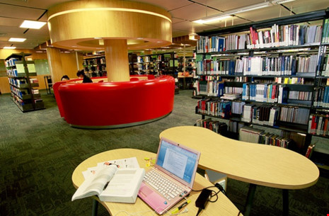 Thư viện còn có khu vực đọc sách, làm việc, truy cập internet...