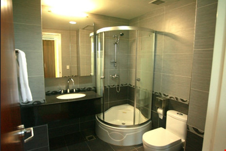 Nhà vệ sinh trong ký túc xá như resort 5 sao.