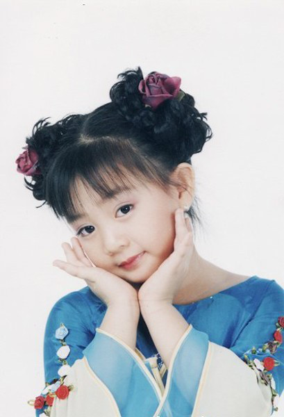 Tuy nhiên, khi Xuân Mai bước chân vào lớp 1, mẹ của bé chủ động hạn chế việc nhận show, giảm tải công việc ca hát để con tập trung vào học tập. 9 tuổi, Xuân Mai theo bố mẹ sang Mỹ định cư. Tuy nhiên, cũng từ đây, những sóng gió ập tới cuộc đời cô bé sinh năm 1995. Bố mẹ ly hôn, bố có gia đình khác, Xuân Mai và em trai sống cùng mẹ. Mẹ nữ ca sĩ làm công việc bán băng đĩa thuê cho một cửa hàng để có tiền lo cho hai con ăn học.