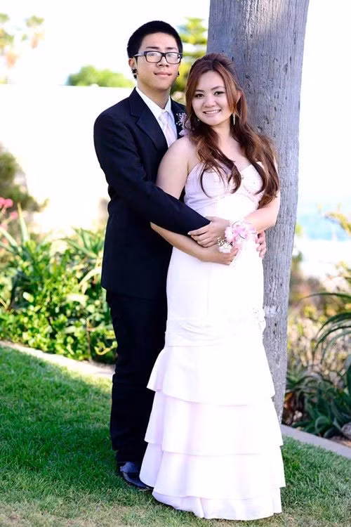 18 tuổi, Xuân Mai vào đại học. Cô cũng công khai hình ảnh bạn trai. Theo tiết lộ của nữ ca sĩ, đây là mối tình đầu của cô. Ít lâu sau đó, Xuân Mai và bạn trai tình tứ trong bộ đồ cô dâu - chú rể. Tuy nhiên, nữ ca sĩ hoàn toàn giữ im lặng về mối quan hệ của hai người.