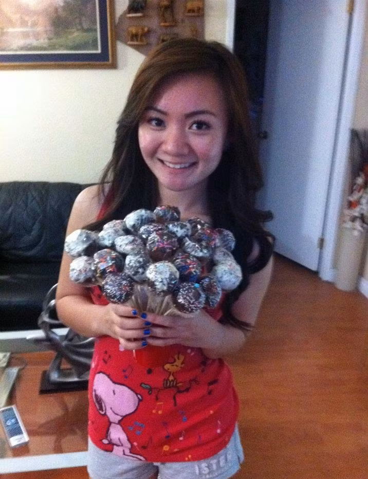 Ở Mỹ, Xuân Mai có cuộc sống bình thường như bao thiếu niên cùng độ tuổi. Cô đi học, cùng mẹ chăm sóc em trai. Xuân Mai từng tâm sự, bố cô không chu cấp nên cuộc sống của ba mẹ con khá chật vật.