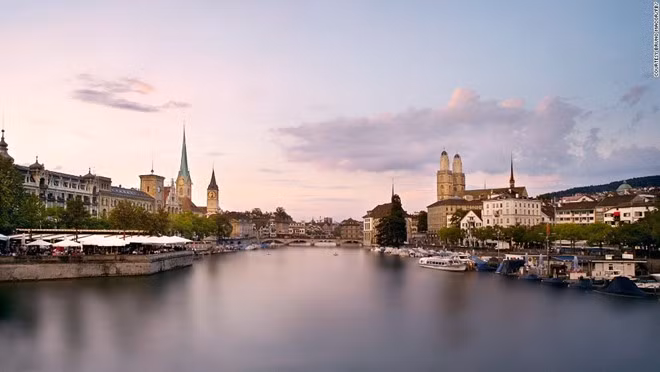 Zurich, Thụy Sĩ: Các thành phố châu Âu chiếm một nửa bảng xếp hạng 10 thành phố đắt nhất thế giới. So với thứ hạng năm ngoái, Zurich tăng 2 bậc trong bảng xếp hạng. Hai thành phố Sydney và Melbourne của Australia xuống vị trí 20 và 21 do đồng nội tệ của Australia mất giá. Ảnh: Getty.