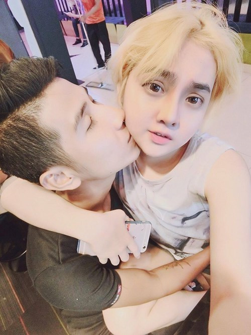 Dù không tham gia, hoạt động trong lĩnh vực giải trí nhưng cặp đôi đồng tính này vẫn có 1 lượng người mến mộ khá hùng hậu. Facebook của Hưng và Đấu hiện tại đều có hơn 400 ngàn lượng người theo dõi.