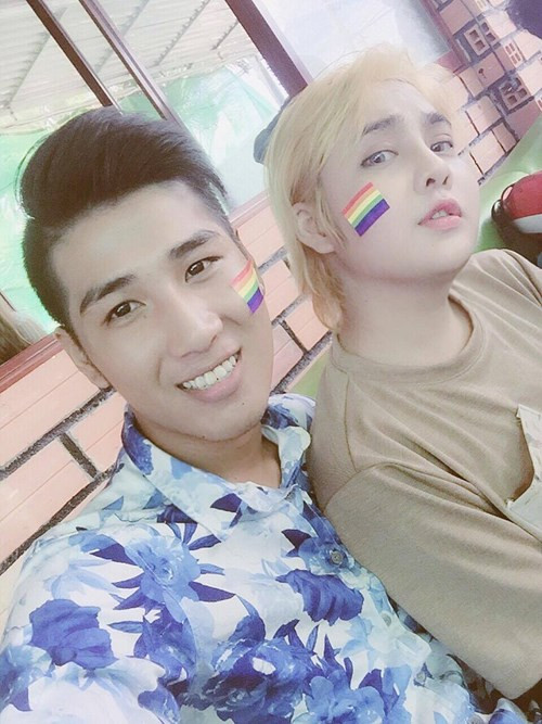 Ấn tượng của Hưng về Đấu là chàng trai có làn da đen, khá duyên và rất biết chiều người yêu.