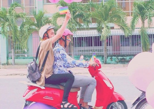 Qua đây, cặp đôi cũng hi vọng sẽ cảm nhận được phần nào về tình yêu của người đồng tính và sớm công nhận sự bình đẳng giới tính. “Ai cũng có quyền được yêu, tuổi tác và giới tính là những rào cản vô hình cần phải được xóa bỏ”, Hưng nói.