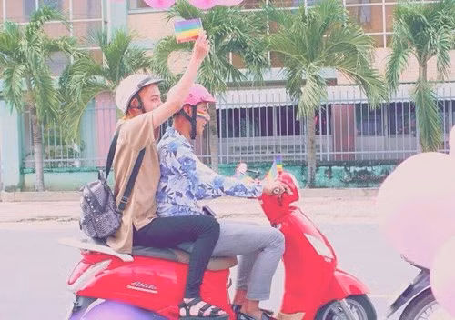 Qua đây, cặp đôi cũng hi vọng sẽ cảm nhận được phần nào về tình yêu của người đồng tính và sớm công nhận sự bình đẳng giới tính. “Ai cũng có quyền được yêu, tuổi tác và giới tính là những rào cản vô hình cần phải được xóa bỏ”, Hưng nói.