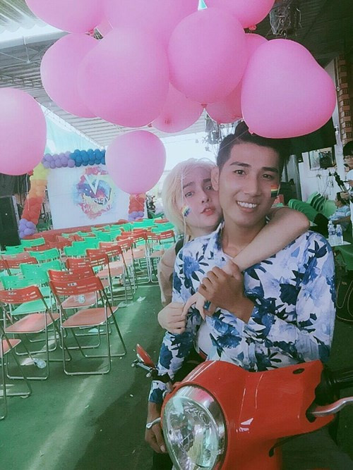 Được biết, Hưng và Đấu quen nhau qua mạng xã hội và tròn 2 tháng quen nhau, cặp đôi chính thức tiến tới mối quan hệ hẹn hò. Chia sẻ về tình yêu “nhanh như chớp” này, Hưng cho hay: “Lúc đấy vì mình cũng đang độc thân, anh Đấu cũng vừa chia tay người yêu. Trước đó, chúng mình có theo dõi Facebook của nhau, mình thấy anh yêu 2 năm cũng chung tình nên cũng nghĩ anh sẽ là người chung thủy. Vì vậy, mà đã chấp nhận tình cảm của anh mà không suy nghĩ gì nhiều”.