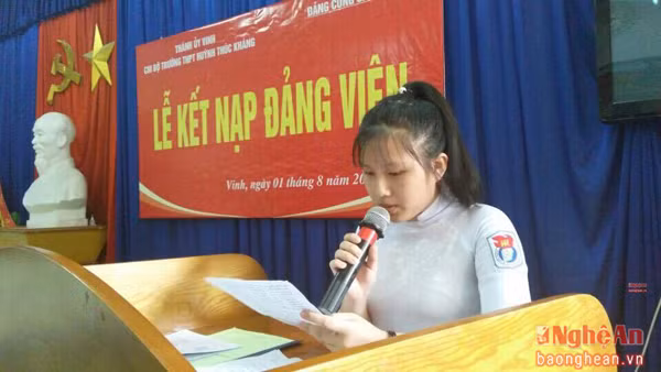 Mặc dù ở đỉnh cao của sự phong độ nhưng bản thân Linh không cho phép sao nhãng công việc học tập. Cô gái còn khiến mọi người phải trầm trồ bởi các thành tích “khủng” trong học tập với hàng loạt các bằng khen, giải thưởng học sinh giỏi toàn diện, 3 năm liền đều được Đoàn trường tặng giấy khen “Cán bộ Đoàn xuất sắc”. Khánh Linh thường xuyên có mặt trong các đội hình tình nguyện, các hoạt động từ thiện, văn hóa thể thao do trường và thành phố phát động. Đặc biệt, Khánh Linh đã được kết nạp vào Đảng khi đang học lớp 12 tại trường THPT Huỳnh Thúc Kháng (TP Vinh).