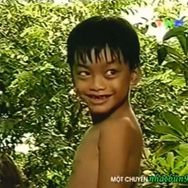  Hà Duy - Xóm bờ sông: Hình ảnh cậu bé lém lỉnh, răng sún đầy quen thuộc trong loạt phim truyền hình như Làm mẹ, Xóm bờ sông, Mùa hè sôi động, Một chuyến thăm quê, Chạy Án, Đội đặc nhiệm nhà C21… đã để lại nhiều ấn tượng trong lòng khán giả. Được biết, cậu bé răng sún ngày nào chính là Hà Duy - con trai của NSƯT Hương Dung.