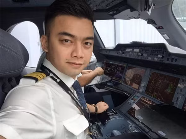 Ở tuổi 27, Hà Duy đã trở thành một phi công khá điển trai khác hẳn vẻ “ngố tàu” ngày nhỏ.