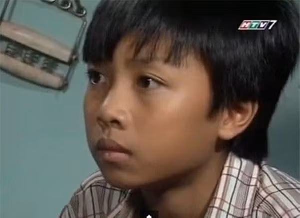  Quang Tú - Quang “sọt” - Đội đặc nhiệm nhà C21: Nếu đã xem phim Đội đặc nhiệm nhà C21, chắc chắn khán giả không thể quên được vai diễn Quang “sọt” cực thông minh.