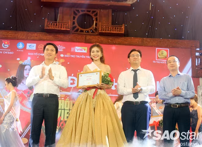 Ái Thơ sở hữu chiều cao 1,71 m, số đo ba vòng lần lượt là 84 - 58 - 90. Cô đang theo học ngành thanh nhạc tại trường Đại học Văn hóa Nghệ thuật Quân đội. Trong đêm chung kết, nữ sinh xinh đẹp thể hiện ấn tượng phần thi ứng xử tốt.