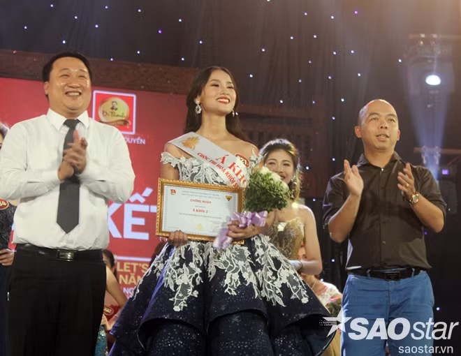 Á khôi 2 là Hoàng Thị Thu Hồng (SBD 821, đến từ trường Đại học Sư phạm Hà Nội).