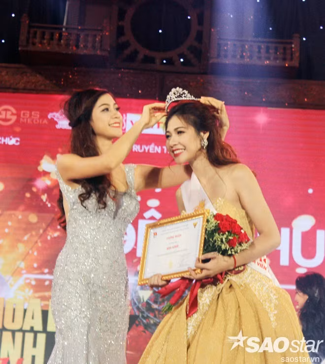 Tối 2/10, đêm chung kết cuộc thi Hoa khôi Sinh viên Hà Nội - Imiss Thăng Long 2016 diễn ra tại nhà thi đấu trường Đại học Sư phạm Hà Nội. Theo đó, các thí sinh lần lượt trải qua các phần thi trang phục áo dài, trang phục dạ hội. Phần thi áo dài lấy cảm hứng về mùa thu Hà Nội, các thí sinh đã thể hiện được nét duyên dáng, đằm thắm của người con gái Việt Nam. Với phần thi trang phục dạ hội, 25 người đẹp xuất hiện cuốn hút và sang trọng trong những bộ đầm lộng lẫy. Bên cạnh đó, họ còn được MC giới thiệu quê quán, học vấn, ước mơ, quan điểm sống của từng người.