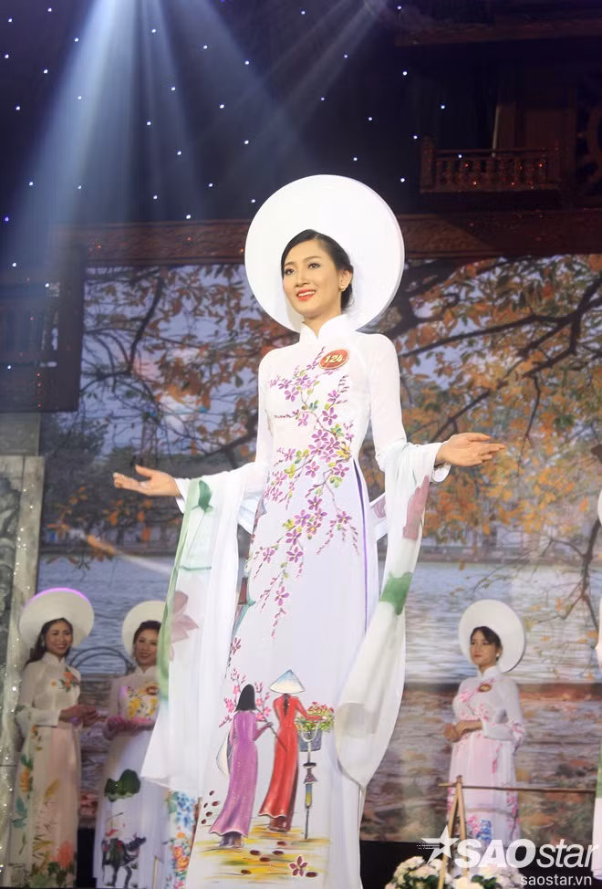 Thí sinh Tạ Mai Linh. Theo Mai Linh tâm hồn đẹp và trí tuệ thông minh là mỹ phẩm tốt nhất của người phụ nữ.