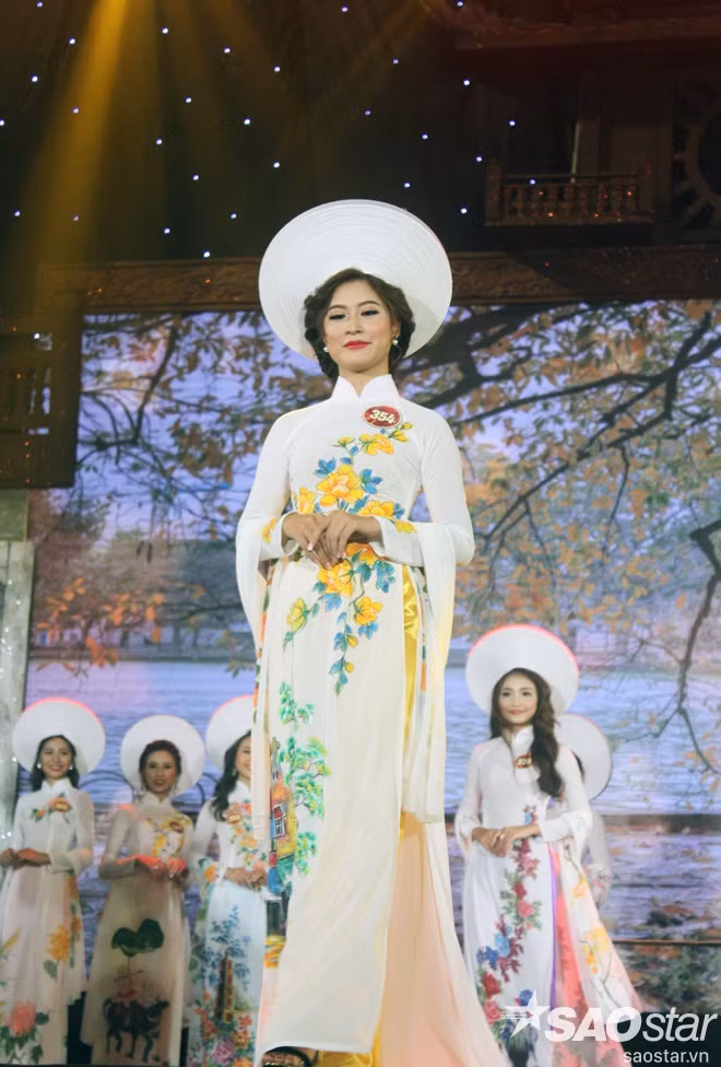 Phần thi áo dài lấy cảm hứng về mùa thu Hà Nội - mùa đẹp nhất trong năm.