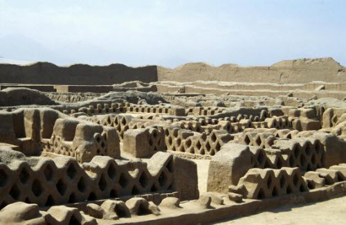 Khu khảo cổ học Chan Chan, Peru Chan Chan là thủ đô của vương quốc Chimu đại trước bị đế chế Incas thôn tính. Nơi đây nổi tiếng với thành lũy, đền thờ, quảng trường và nghĩa địa cổ vẫn còn khá nguyên vẹn. Tuy nhiên, những công trình này có nguy cơ biến mất do thời tiết khắc nghiệt, bao gồm hiện tượng El Niño.