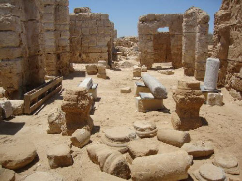 Thành phố Abu Mena, Ai Cập Thành phố này là một địa điểm hành hương quan trọng của người theo đạo Cơ Đốc vào thời kỳ Trung Cổ. Nơi đây vẫn lưu giữ được những công trình cổ như nhà thờ, tòa nhà hành chính, đường phố, tu viện, nhà dân, cửa hàng… Tuy nhiên, hoạt động sản xuất nông nghiệp tại đây đã dẫn tới mức ngầm giảm, khiến nhiều tòa nhà bị sụp đổ hoặc không ổn định với nhiều hố tử thần xuất hiên.