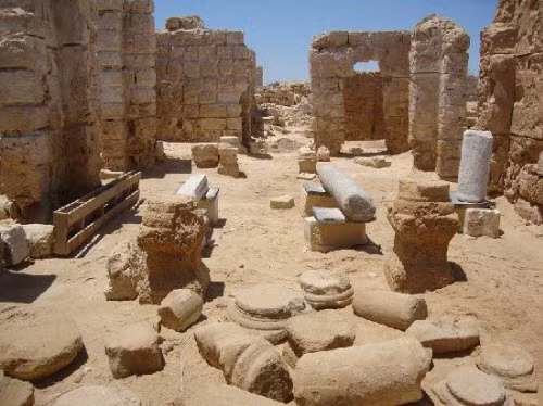 Thành phố Abu Mena, Ai Cập Thành phố này là một địa điểm hành hương quan trọng của người theo đạo Cơ Đốc vào thời kỳ Trung Cổ. Nơi đây vẫn lưu giữ được những công trình cổ như nhà thờ, tòa nhà hành chính, đường phố, tu viện, nhà dân, cửa hàng… Tuy nhiên, hoạt động sản xuất nông nghiệp tại đây đã dẫn tới mức ngầm giảm, khiến nhiều tòa nhà bị sụp đổ hoặc không ổn định với nhiều hố tử thần xuất hiên.