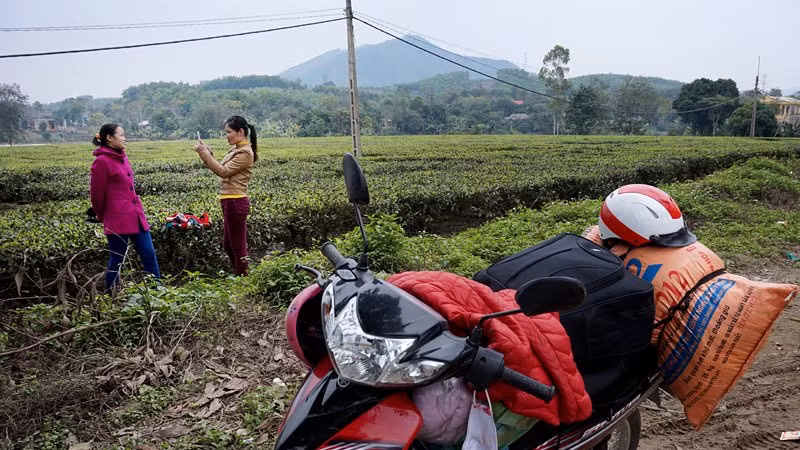 Công nhân may ở khu công nghiệp thuộc tỉnh Hưng Yên trên đường đi xe máy về quê ở Sơn La tranh thủ lúc nghỉ giữa đường dùng smartphone chụp ảnh lưu niệm.