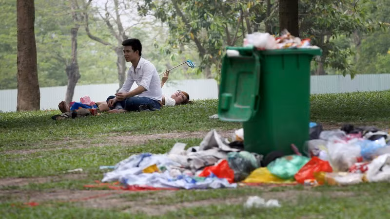 Nhiều người trẻ ngày nay hình như có nhu cầu selfie mỗi giờ và ở bất cứ đâu. Hình ảnh tại công viên Yên Sở - Hà Nội dịp nghỉ lễ 30/4 - 1/5/2016.